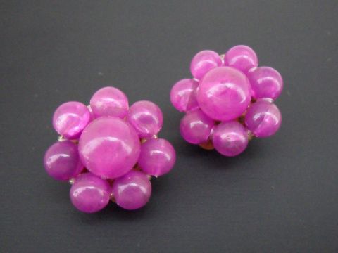 71727-0 Ohrclip in lila blumig mit goldfarbenen Details und synthetischen Zuchtperlen, Hersteller Juwelier Harnisch, bietet eleganten Schmuck für jeden Anlass.