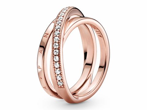 Der Pandora Ring Crossover Pavé Triple Band in Silber und Roségold Größe 58 zeigt drei elegant verwobene Ringe, mit funkelnden Zirkonia besetzt und stilvollem Design, ideal für jeden Anlass.