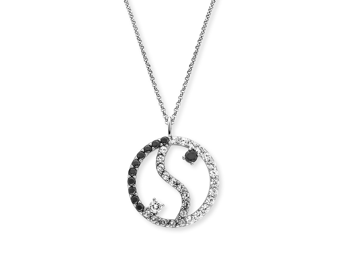 Silberne Kette mit Yin Yang Anhänger, verziert mit Zirkonia, zeigt harmonische Balance von Schwarz und Weiß, Länge 42 cm plus Verlängerung. Ideal für stilvolle Outfits.