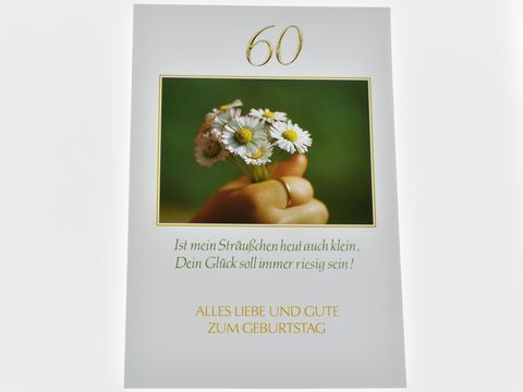 Geburtstagskarte mit einem kleinen Blumenstrauß aus Gänseblümchen in einer Hand, oben die Zahl 60 und der Text Ist mein Sträußchen heute auch klein, Dein Glück soll immer riesig sein, Alles Liebe und Gute zum Geburtstag.