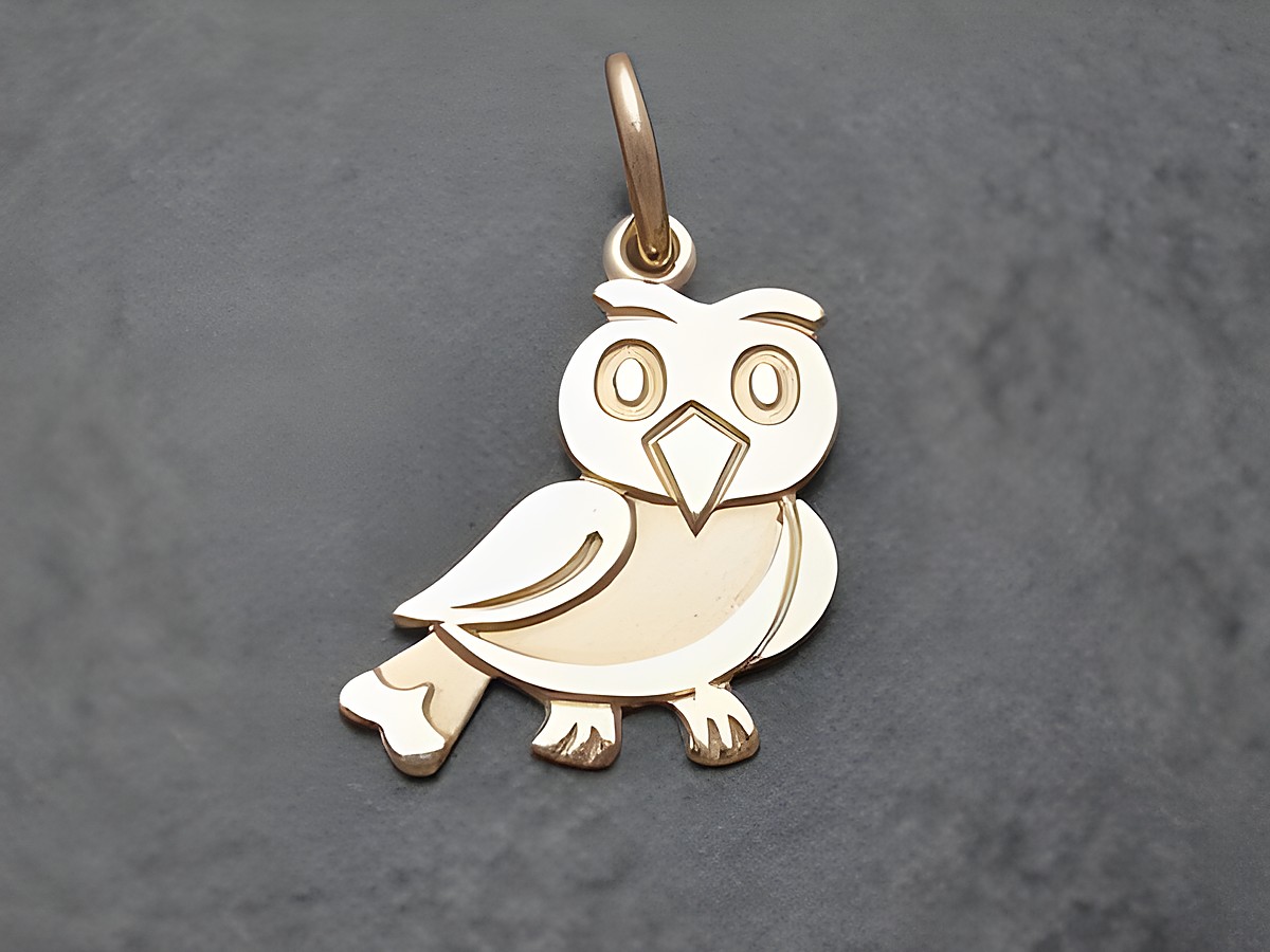 Eule aus Gold als Anhänger, symbolisch für Weisheit, gefertigt vom Juwelier Harnisch, präsentiert ein stilisiertes Tierdesign in hochwertiger Ausführung.