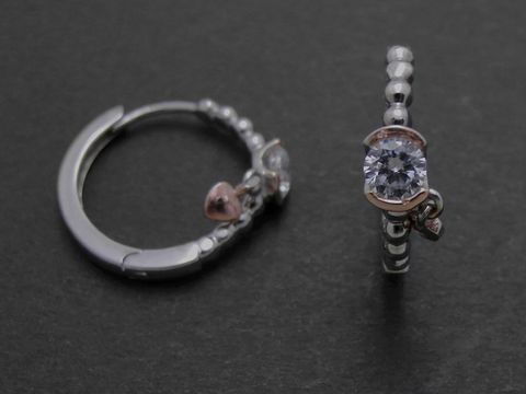 Silber Ohrringe in Creolenform, rhodiniert, mit einem weißen hängenden Herz aus Zirkonia, Durchmesser 1,8 cm, Hersteller Juwelier Harnisch, Höhe bis 25 mm.