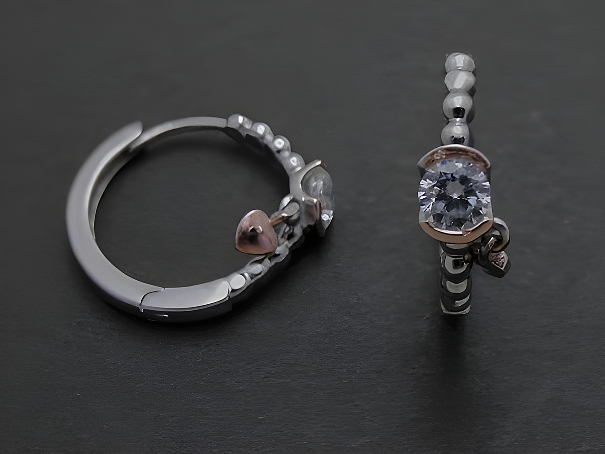 Silber Ohrringe in Creolenform, rhodiniert, mit einem weißen hängenden Herz aus Zirkonia, Durchmesser 1,8 cm, Hersteller Juwelier Harnisch, Höhe bis 25 mm.