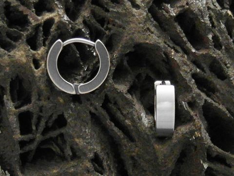 Edelstahl Creolen 1,3 cm mattiert 4 mm breit Ohrringe von Juwelier Harnisch auf einer strukturierten Oberfläche dargestellt.