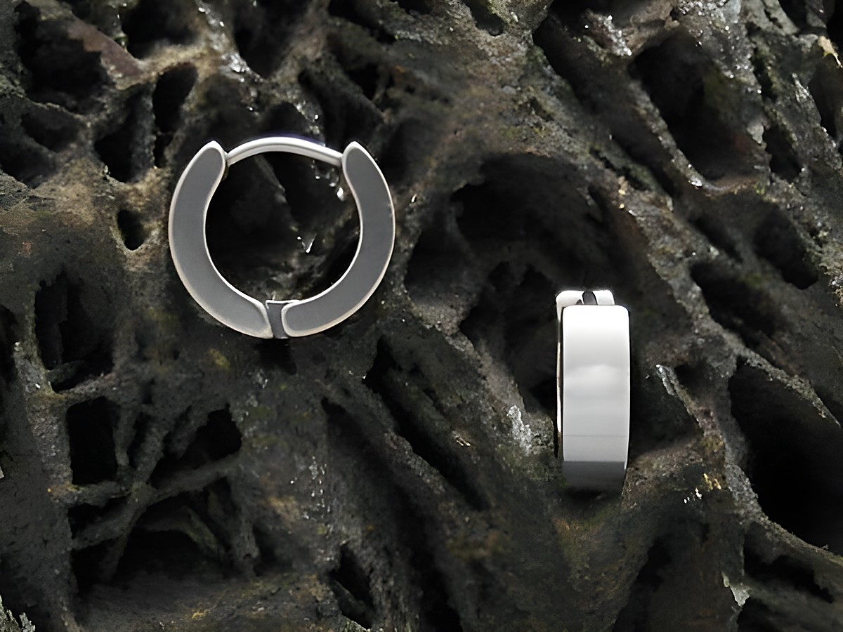 Edelstahl Creolen 1,3 cm mattiert 4 mm breit Ohrringe von Juwelier Harnisch auf einer strukturierten Oberfläche dargestellt.