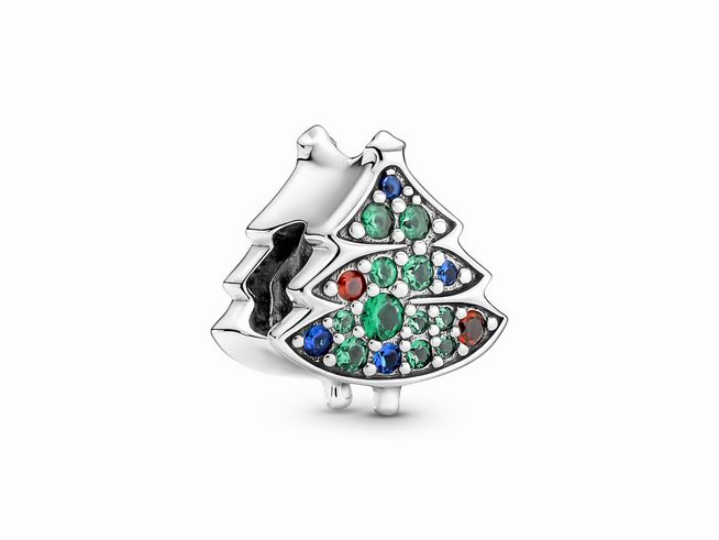Charm in Form eines Tannenbaums aus Sterling Silber, verziert mit bunten Kristallen in Rot, Grün und Blau, ideal für die Weihnachtszeit und als festliche Ergänzung für Armbänder.