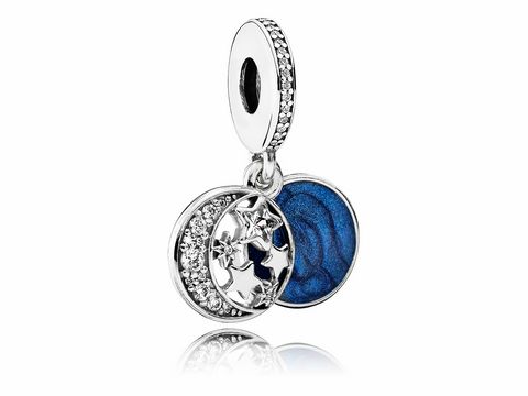 Silber Charm Anhänger von Pandora im Vintage Nachthimmel Design, Zirkonia Details und blauer, schimmernder Hintergrund, perfekt für stilvolle Armbänder.