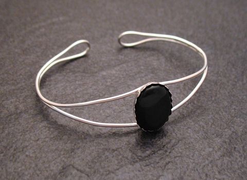 Regenbogen Obsidian 18 cm Sterling Silber Armreifen von Juwelier Harnisch, ausgezeichneter Schmuck mit elegantem Design und einem schönen, ovalen Obsidianstein in der Mitte.