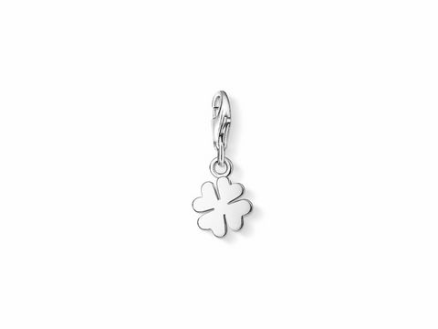 Thomas Sabo Kleeblatt Charms Anhänger aus Silber mit einem kleinen, glänzenden vierblättrigen Kleeblatt als Glücksbringer, ideal für individuelle Schmuckstücke.