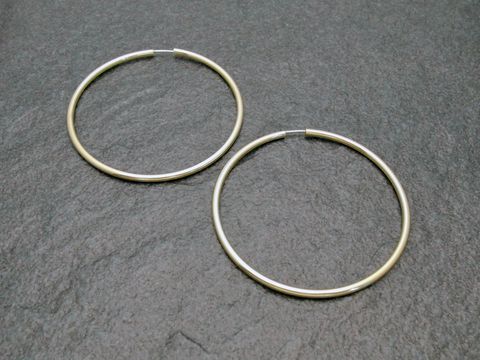 Gold Creolen 6 cm aus Gold 333 mit einer Dicke von 2,5 mm, gefertigt vom Juwelier Harnisch, über 45 mm groß, elegante Ohrringe für jeden Anlass.