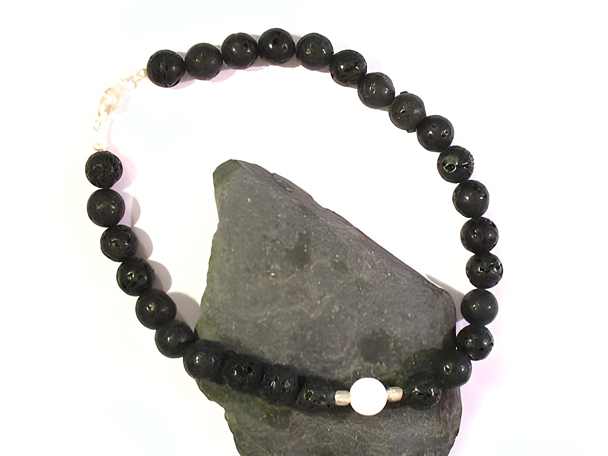 Schwarze Lava-Perlenkette mit einem Opal-Kascholong-Element, goldfarbener Zwischenperle und versilbertem Verschluss, Länge 45 cm, Hersteller Juwelier Harnisch, Lava Schmuck.