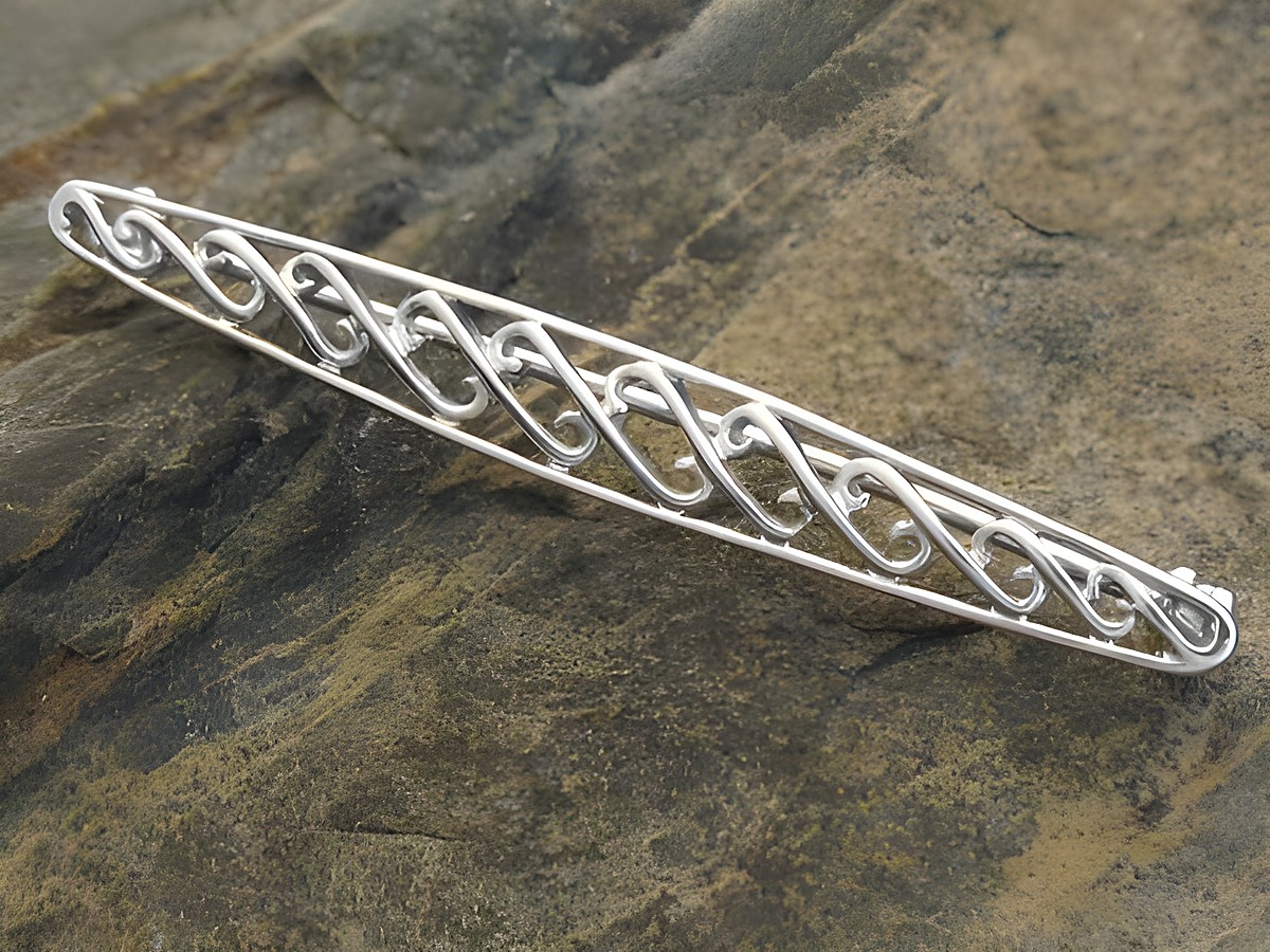 Brosche Design Anstecknadel rhodiniert echt Silber vom Hersteller Juwelier Harnisch, elegant geformt mit geschwungenen Linien und filigranem Muster, ideal für stilvolle Akzente.