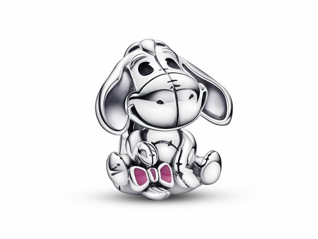 Ein charm in Form von I-Aah aus Disney Winnie Puuh, aus Sterlingsilber mit rosa und schwarzer Emaille, zeigt den melancholischen Esel sitzend und mit einer Schleife.