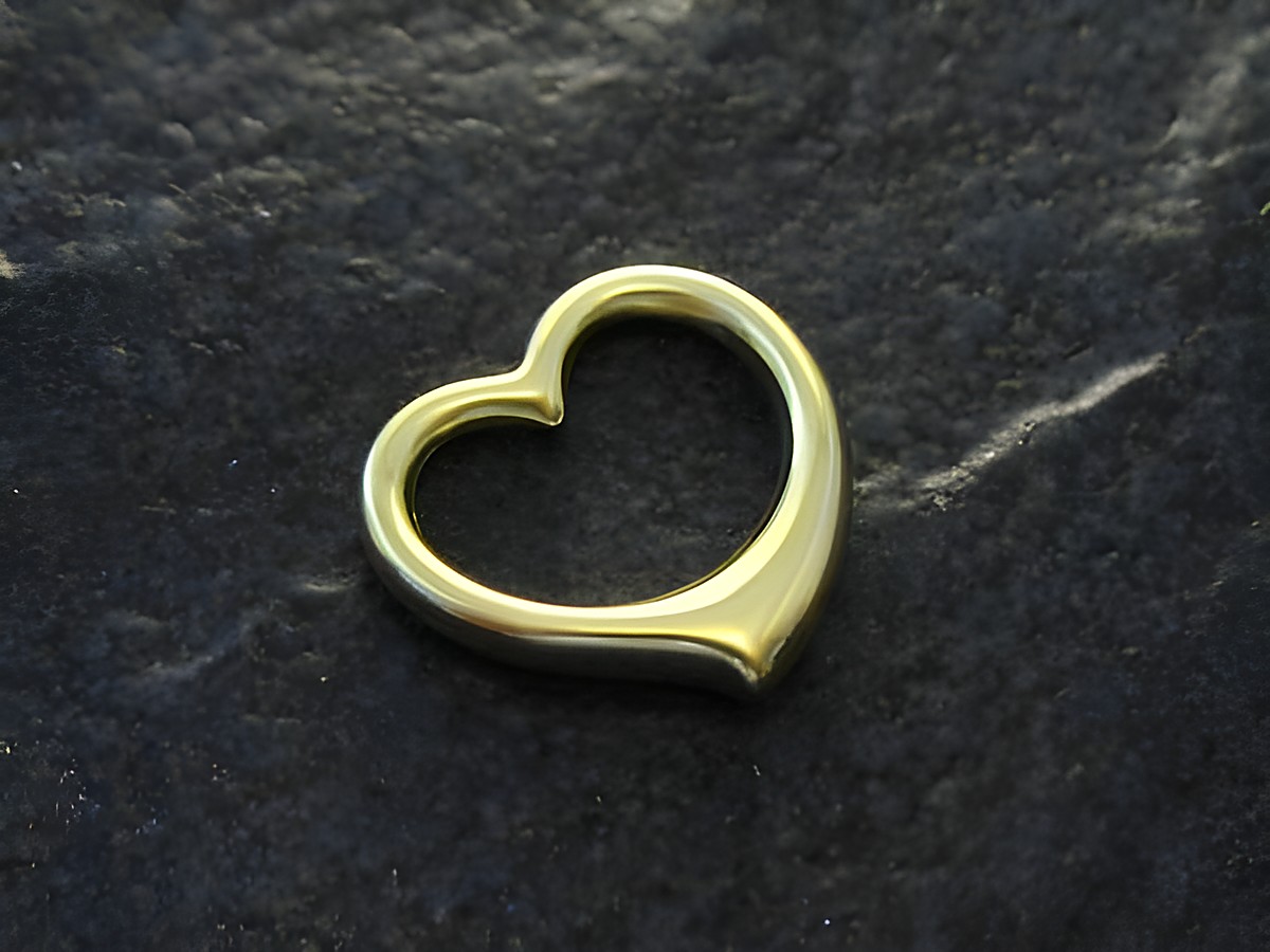 Kleines Durchlaufherz aus Gold mit der Gravur LIEBE, Hersteller Juwelier Harnisch, ideal als Anhänger für Schmuckstücke.