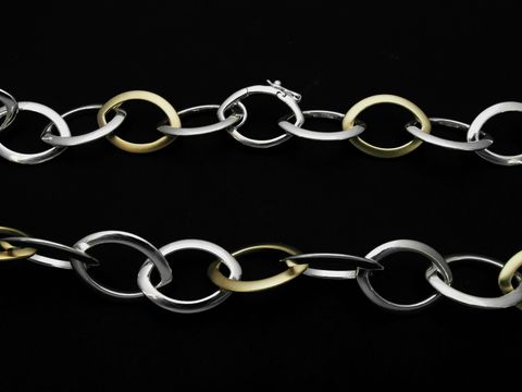 Silber Kette aus Weitantkermustern mit vergoldeten, mattierten Elementen, Länge 45 cm, hergestellt von Juwelier Harnisch, modernes und elegantes Design.
