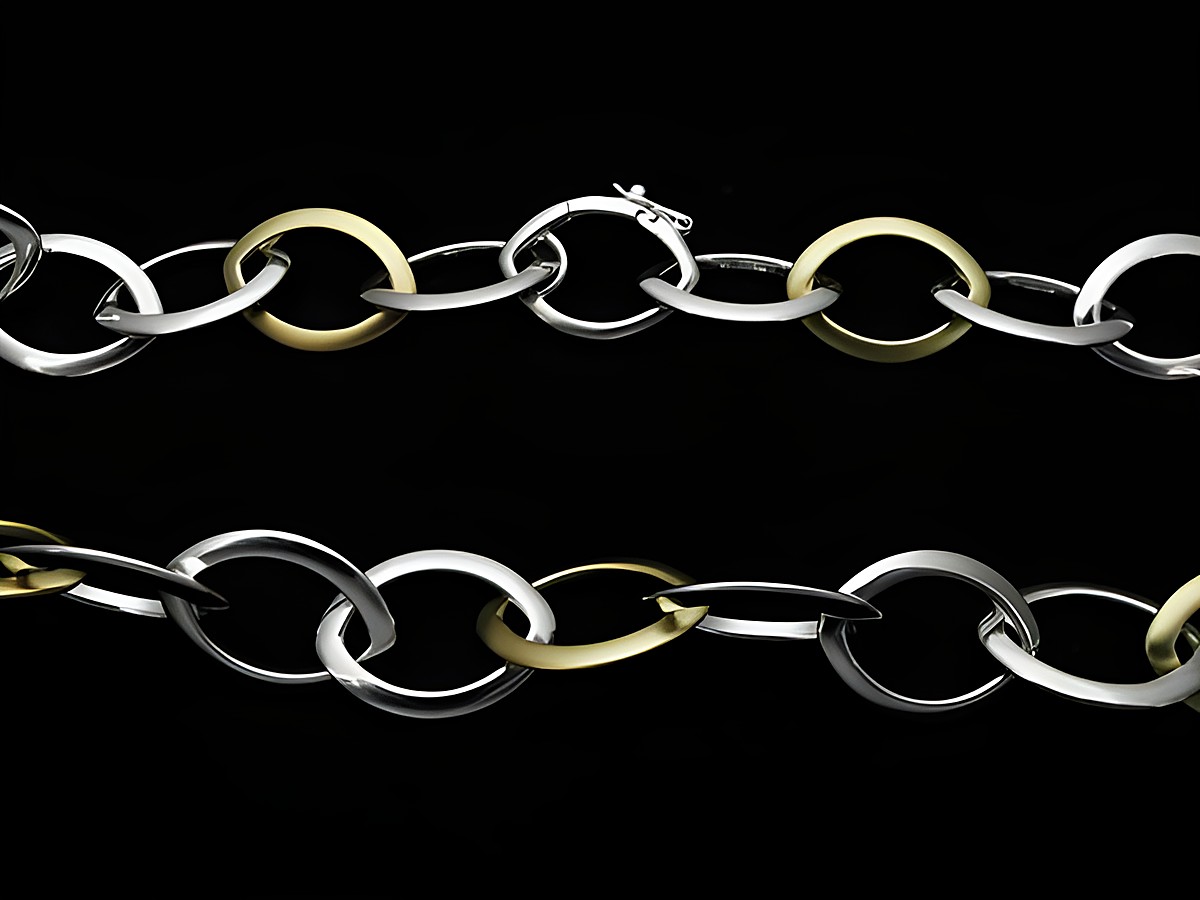 Silber Kette aus Weitantkermustern mit vergoldeten, mattierten Elementen, Länge 45 cm, hergestellt von Juwelier Harnisch, modernes und elegantes Design. – Ansicht 2