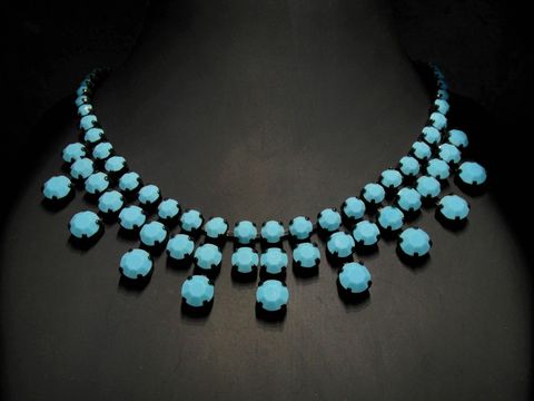 Modische Strasskette in türkis, 40 cm lang, mit schwarzer Fassung. Ideal für elegante Anlässe und als auffälliger Strassschmuck von Juwelier Harnisch.