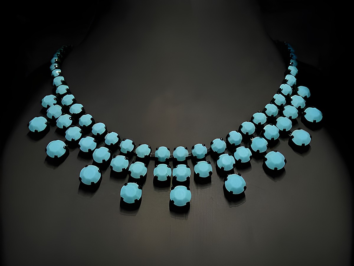 Modische Strasskette in türkis, 40 cm lang, mit schwarzer Fassung. Ideal für elegante Anlässe und als auffälliger Strassschmuck von Juwelier Harnisch.