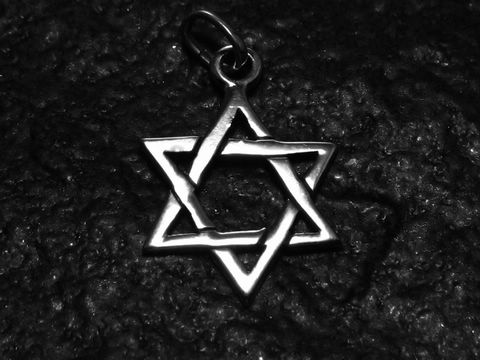 Davidstern aus Sterling Silber als Anhänger, gefertigt von Juwelier Harnisch, symbolischer Talisman mit klaren Konturen und glänzender Oberfläche.