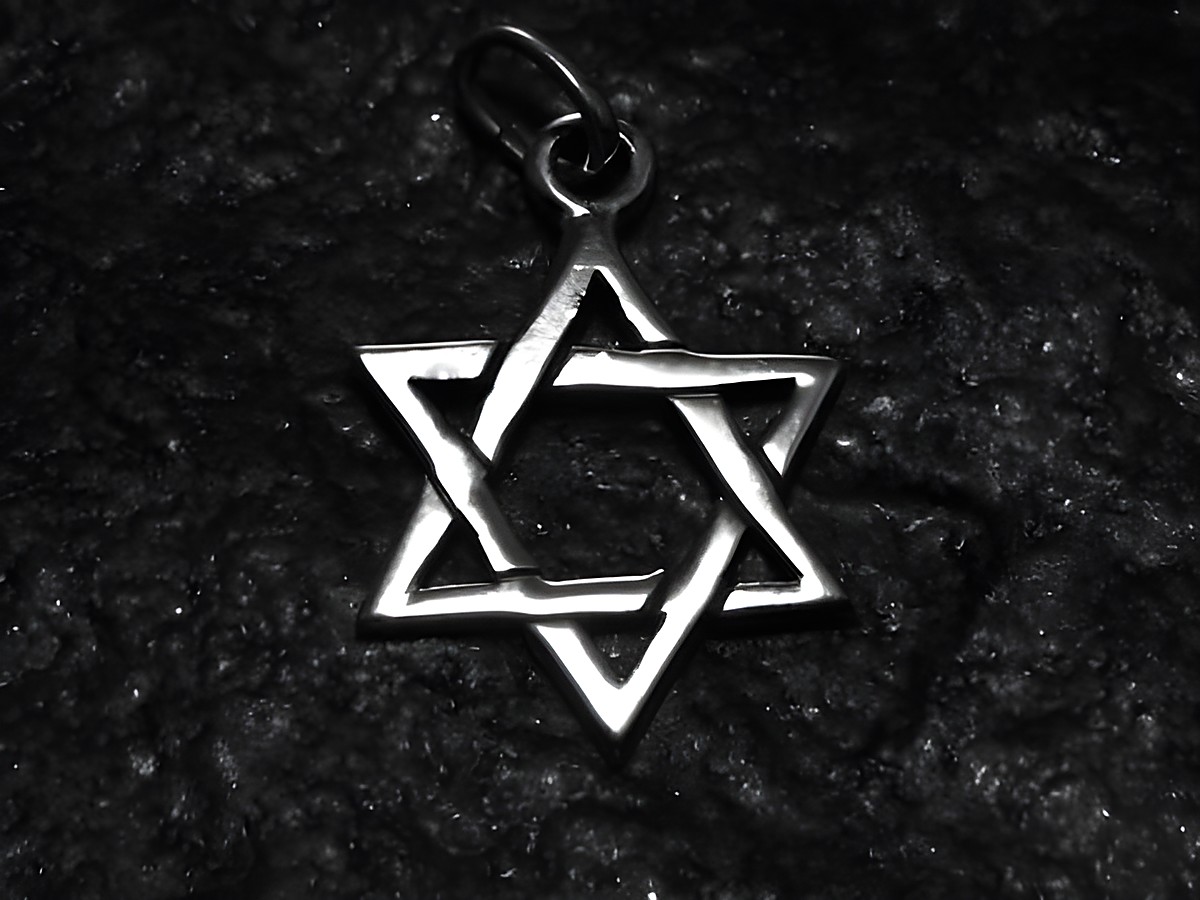 Davidstern aus Sterling Silber als Anhänger, gefertigt von Juwelier Harnisch, symbolischer Talisman mit klaren Konturen und glänzender Oberfläche.