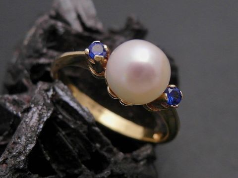 Gold Perlen Ring attraktiv Gr. 53 mit 7,4 mm Zuchtperle und synthetischem Saphir in Gold 333 vom Juwelier Harnisch, geeignet bis Gr. 54/17,5.