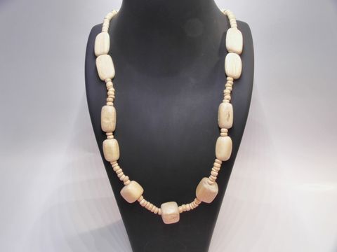 Holzkette Multiform 16 mm naturbraun 60 cm Holz Schmuck von Juwelier Harnisch, in elegantem Design mit verschiedenen holzfarbenen Perlen auf einem Schmuckständer präsentiert.