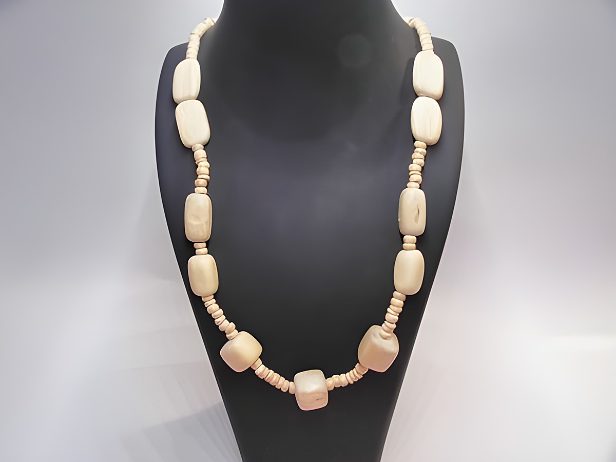 Holzkette Multiform 16 mm naturbraun 60 cm Holz Schmuck von Juwelier Harnisch, in elegantem Design mit verschiedenen holzfarbenen Perlen auf einem Schmuckständer präsentiert.