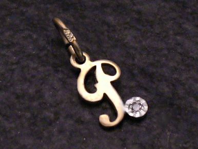 Goldener Buchstaben Anhänger P aus 333er Gold mit funkelndem Diamanten, gefertigt von Juwelier Harnisch, elegant und stilvoll, ideal als persönliches Schmuckstück oder Geschenk.