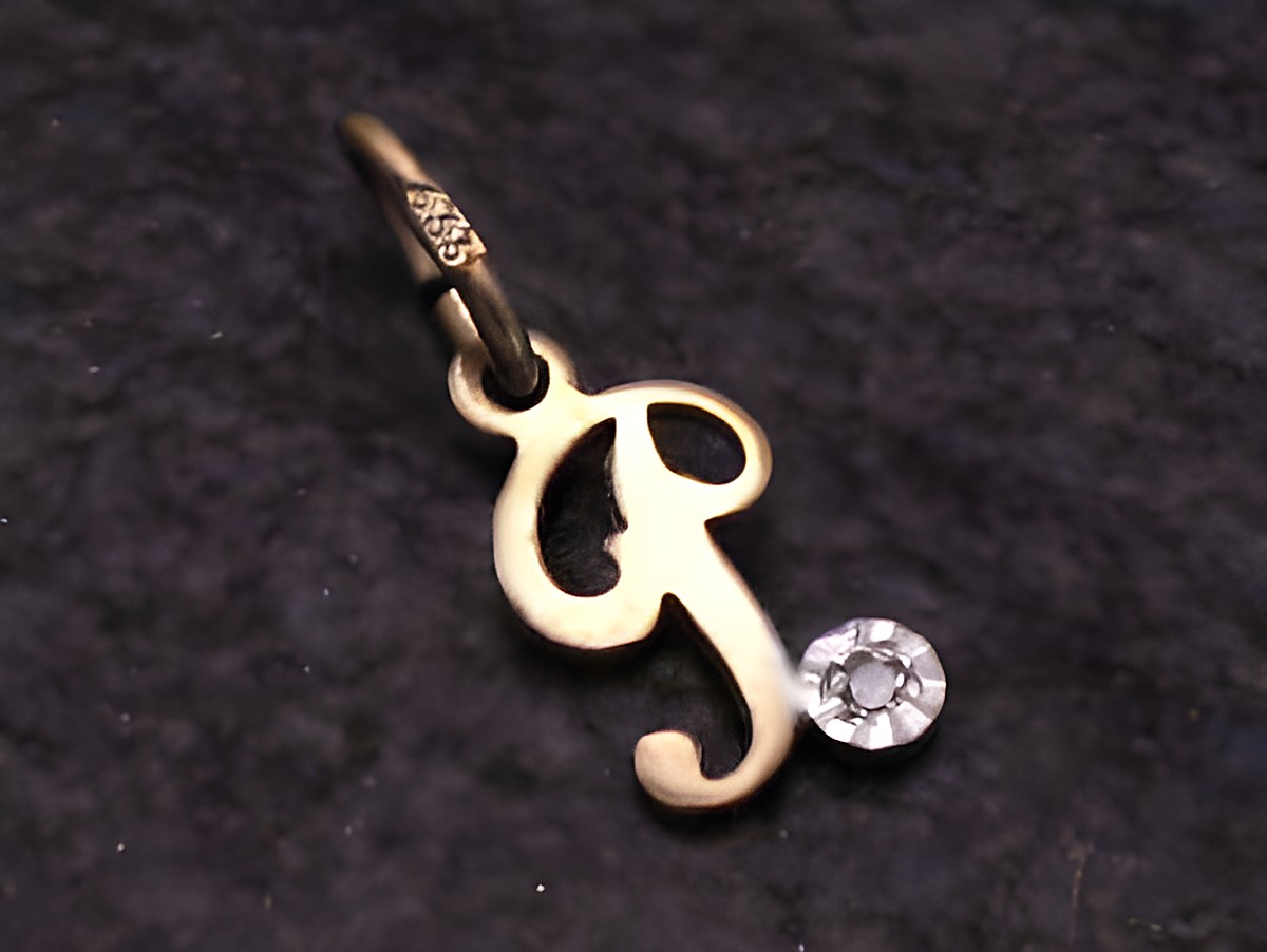 Goldener Buchstaben Anhänger P aus 333er Gold mit funkelndem Diamanten, gefertigt von Juwelier Harnisch, elegant und stilvoll, ideal als persönliches Schmuckstück oder Geschenk.
