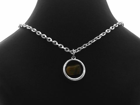 Kette mit versilbertem Anhänger aus Tigerauge, 40 cm lang, präsentiert auf einem schwarzen Hintergrund, ideal für einen eleganten Auftritt, Hersteller Juwelier Harnisch, Set Kette & Anhänger.