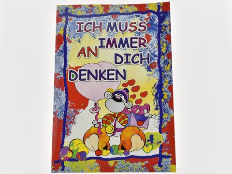 Lümmel-Figur mit rosa Herzballon auf einer Grußkarte, bunte Gestaltung mit dem Text Ich muss immer an dich denken, Hersteller Juwelier Harnisch.