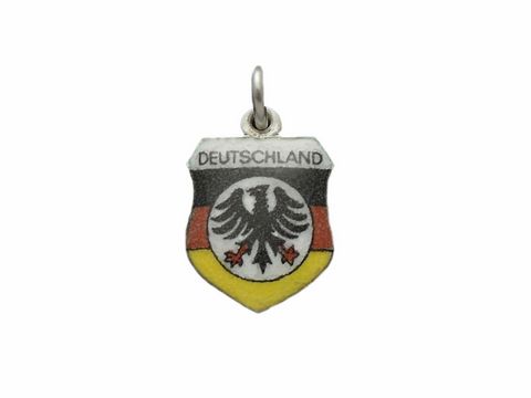 Ein silberner Anhänger in Form eines Wappens mit der Deutschland Flagge und dem Bundesadler, beschriftet mit Deutschland, ideal als Fanartikel.
