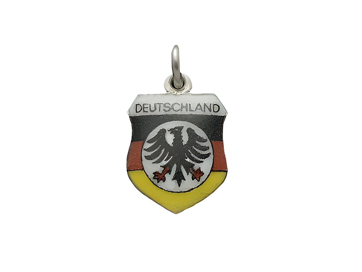 Ein silberner Anhänger in Form eines Wappens mit der Deutschland Flagge und dem Bundesadler, beschriftet mit Deutschland, ideal als Fanartikel.