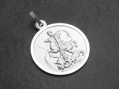 Heiliger Georg als Märtyrer auf einem runden, glänzenden Silberanhänger, der ihn zeigt, wie er einen Drachen besiegt. Hersteller: Juwelier Harnisch, ein Schutzpatron.