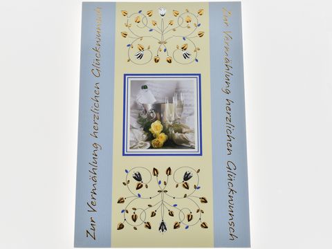 Hochzeitskarte mit dem Text "Zur Vermählung herzlichen Glückwunsch", abgebildet sind eine Sektflasche und Gläser, dekoriert mit einer Blumenarrangement, Hersteller Juwelier Harnisch.