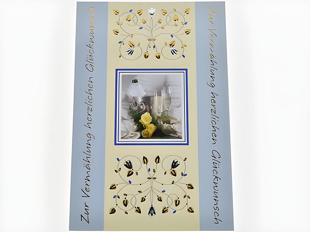 Hochzeitskarte mit dem Text "Zur Vermählung herzlichen Glückwunsch", abgebildet sind eine Sektflasche und Gläser, dekoriert mit einer Blumenarrangement, Hersteller Juwelier Harnisch.