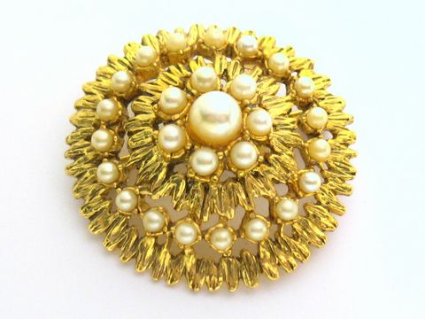 Zweiteilige Brosche im sexy City Look mit Zuchtperl Imitation von Juwelier Harnisch, in goldener Farbe mit glänzenden Perlen und blütenförmigen Elementen, ideal für Modeschmuckliebhaber.