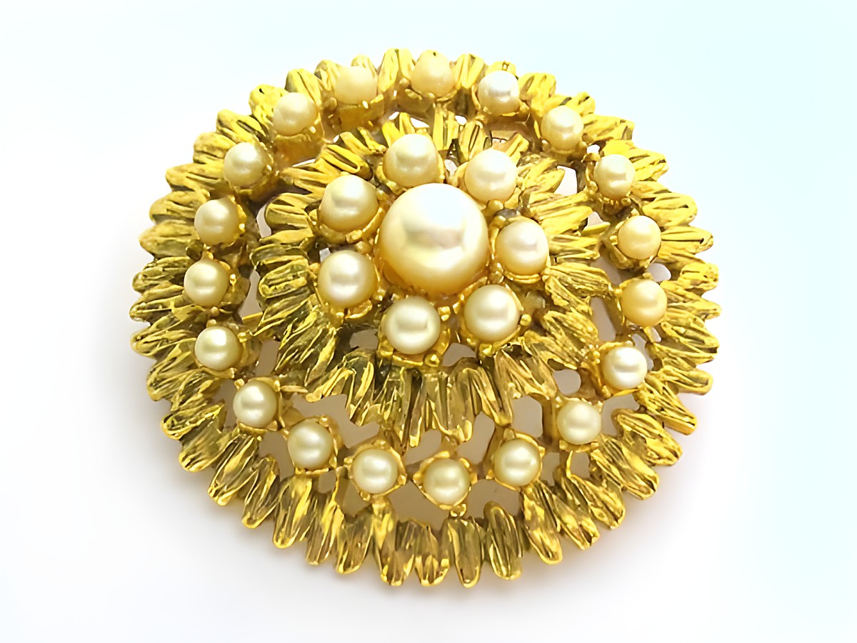 Zweiteilige Brosche im sexy City Look mit Zuchtperl Imitation von Juwelier Harnisch, in goldener Farbe mit glänzenden Perlen und blütenförmigen Elementen, ideal für Modeschmuckliebhaber.