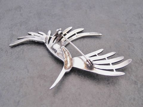 Silber Brosche in Form eines Vogels, tierisch designet mit Markasit, Hersteller: Juwelier Harnisch, geeignet als elegante Brosche für vielfältige Outfits.