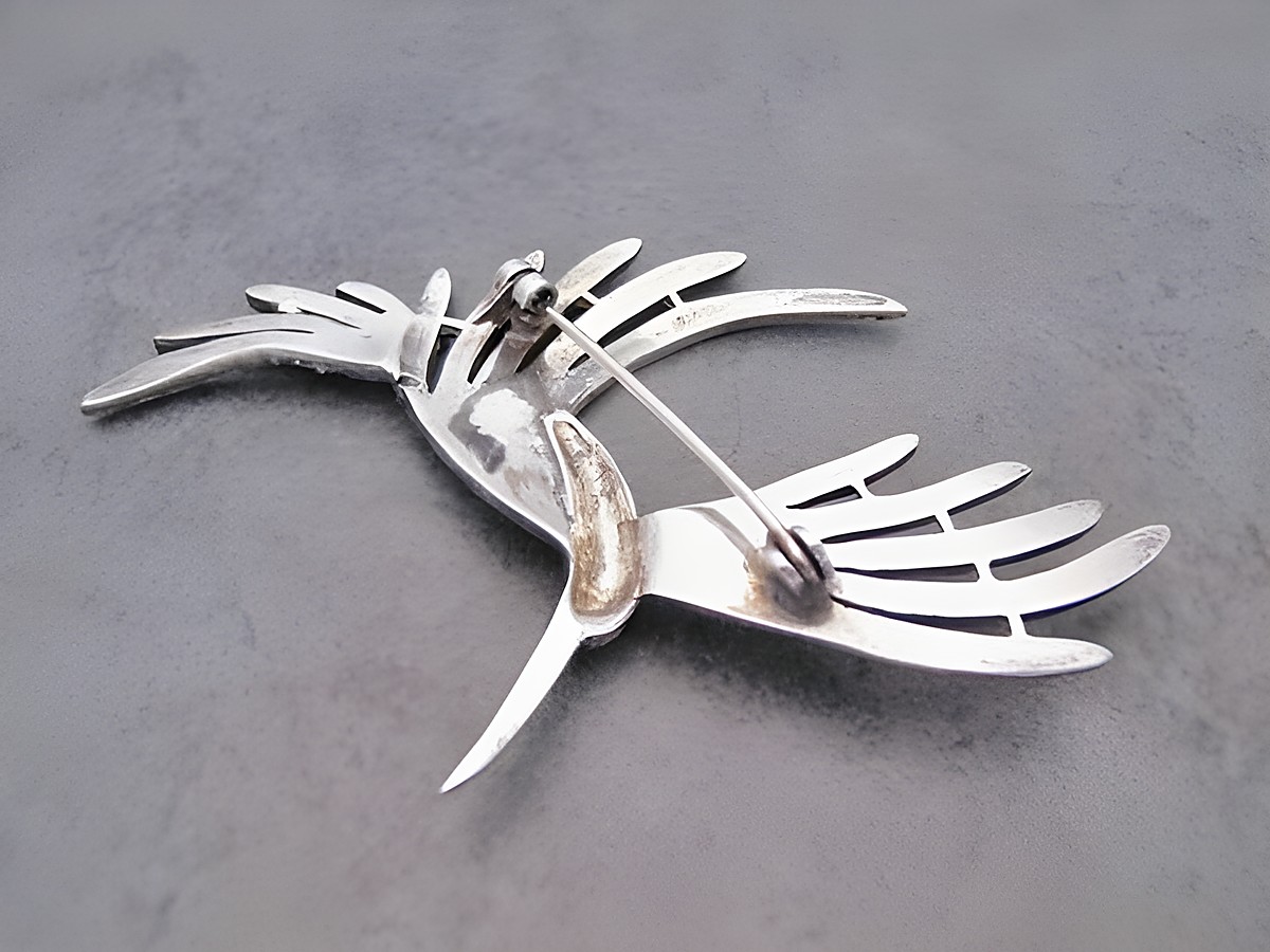 Silber Brosche in Form eines Vogels, tierisch designet mit Markasit, Hersteller: Juwelier Harnisch, geeignet als elegante Brosche für vielfältige Outfits. – Ansicht 2