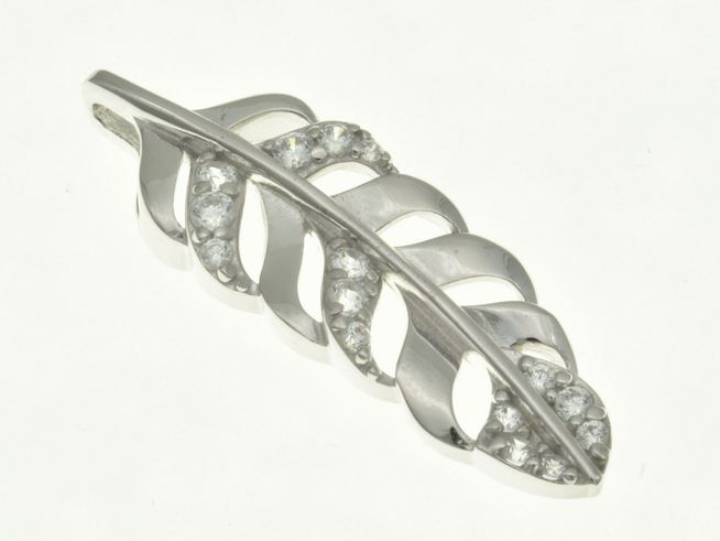 Feder Anhänger aus rhodiniertem Sterling Silber mit Zirkonia, elegant gestaltet mit verschiedenen Motiven, ideal als Schmuckstück für besondere Anlässe.