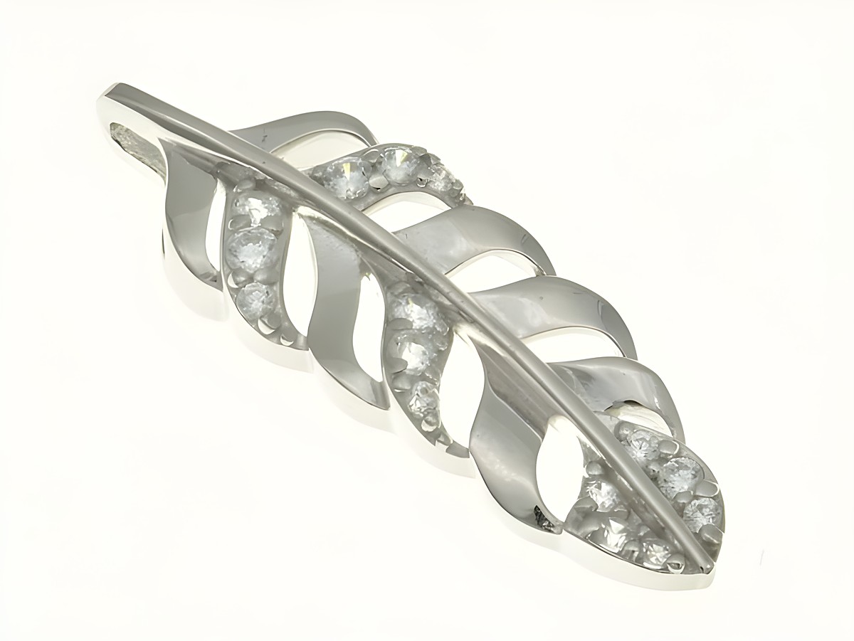 Feder Anhänger aus rhodiniertem Sterling Silber mit Zirkonia, elegant gestaltet mit verschiedenen Motiven, ideal als Schmuckstück für besondere Anlässe.