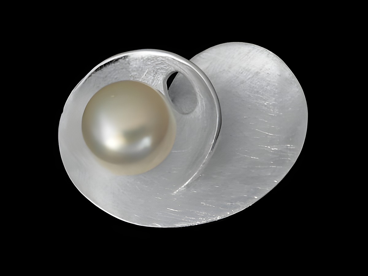 Silber Anhänger im Kreisdesign mit mattierter Oberfläche und Zuchtperle, ausdruckstark und elegant, hergestellt von Juwelier Harnisch, perfektes Schmuckstück mit Perlen.