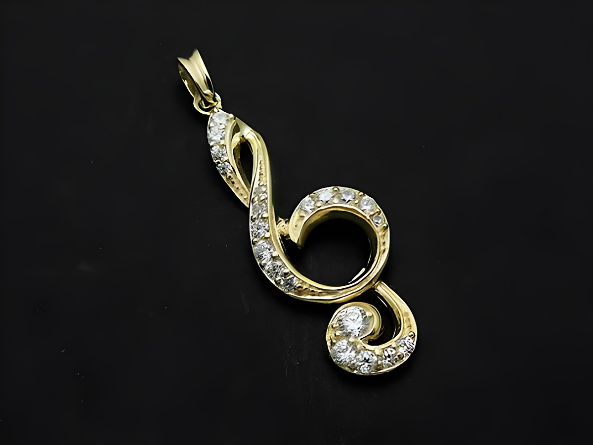 Notenschlüssel Silber Anhänger vergoldet mit Zirkonia, kunstvoll geformt, ideal für Musikliebhaber, Hersteller Juwelier Harnisch, elegantes Schmuckstück.