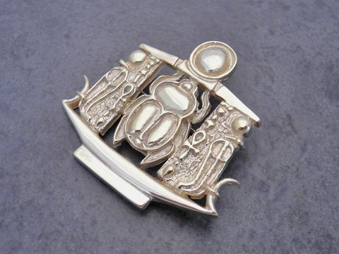 Gold auf Silber Brosche mit ägyptischer Sonnenbarke und Skarabäus, hergestellt von Juwelier Harnisch, detailreiche Verarbeitung, ideal für Sammler und Liebhaber antiker Schmuckstücke.