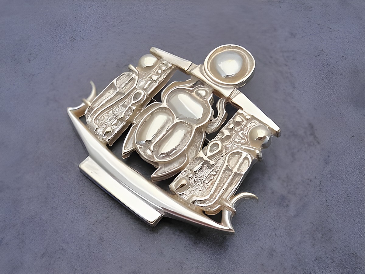 Gold auf Silber Brosche mit ägyptischer Sonnenbarke und Skarabäus, hergestellt von Juwelier Harnisch, detailreiche Verarbeitung, ideal für Sammler und Liebhaber antiker Schmuckstücke.