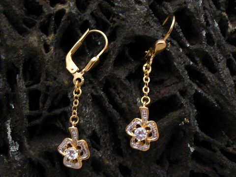 Ohrringe in Gold bicolor mit Zirkonia von Juwelier Harnisch, zarte Ohrhänger mit funkelndem Stein im Blumendesign, ideale Ergänzung für eleganten Schmuck.