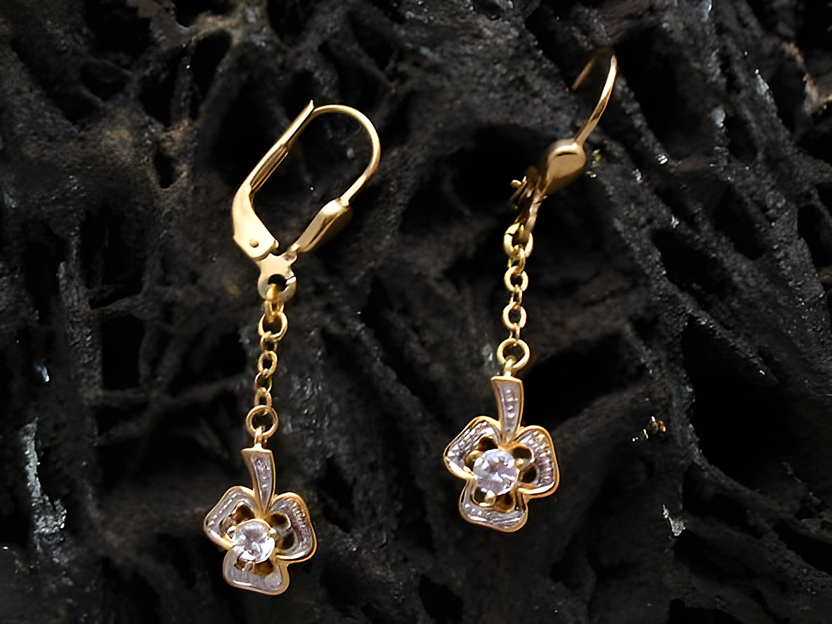 Ohrringe in Gold bicolor mit Zirkonia von Juwelier Harnisch, zarte Ohrhänger mit funkelndem Stein im Blumendesign, ideale Ergänzung für eleganten Schmuck.