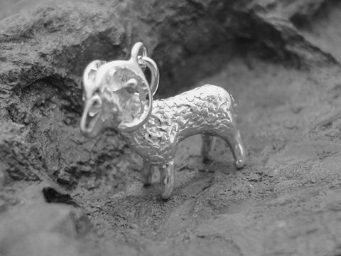 Silber Anhänger Sternzeichen Widder vollplastisch, Hersteller Juwelier Harnisch, zeigt einen detailreich gestalteten Widder mit charakteristischen Hörnern in hochwertiger Verarbeitung.