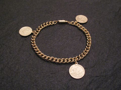 Armband goldfarben in Münzoptik von Juwelier Harnisch, mit einer Gliederkette und zwei angehängten Münzen, elegant und zeitlos für stilvolle Akzente.